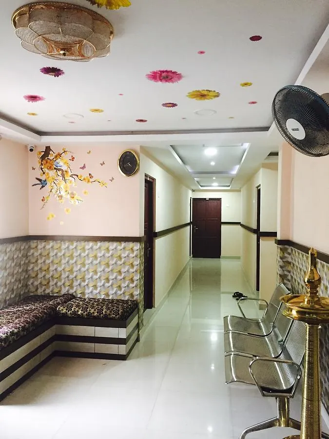 Kochi Mega Tourist Home Palarivattom מלון